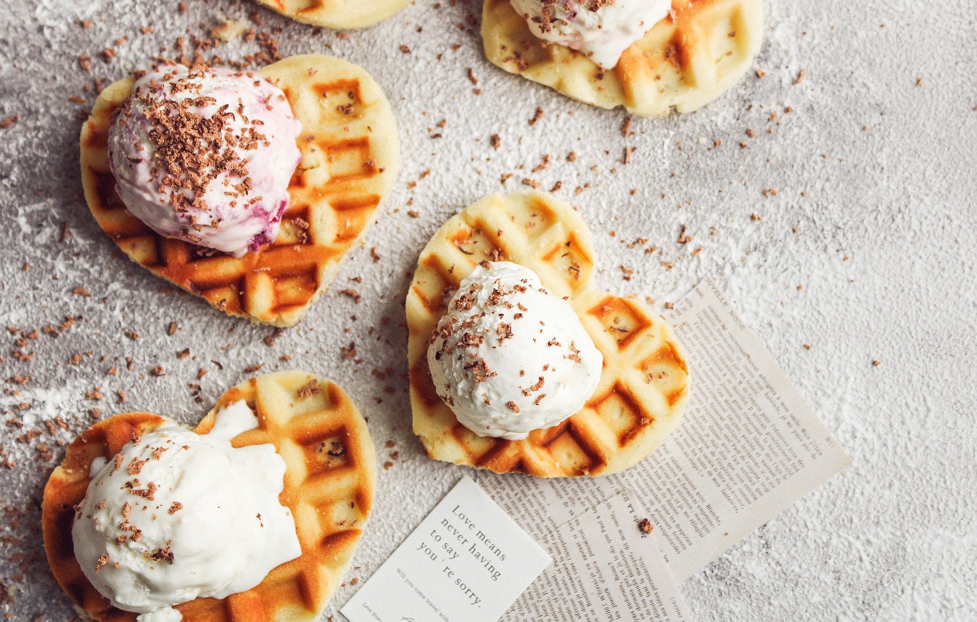 waffle a cuore con pallina gelato